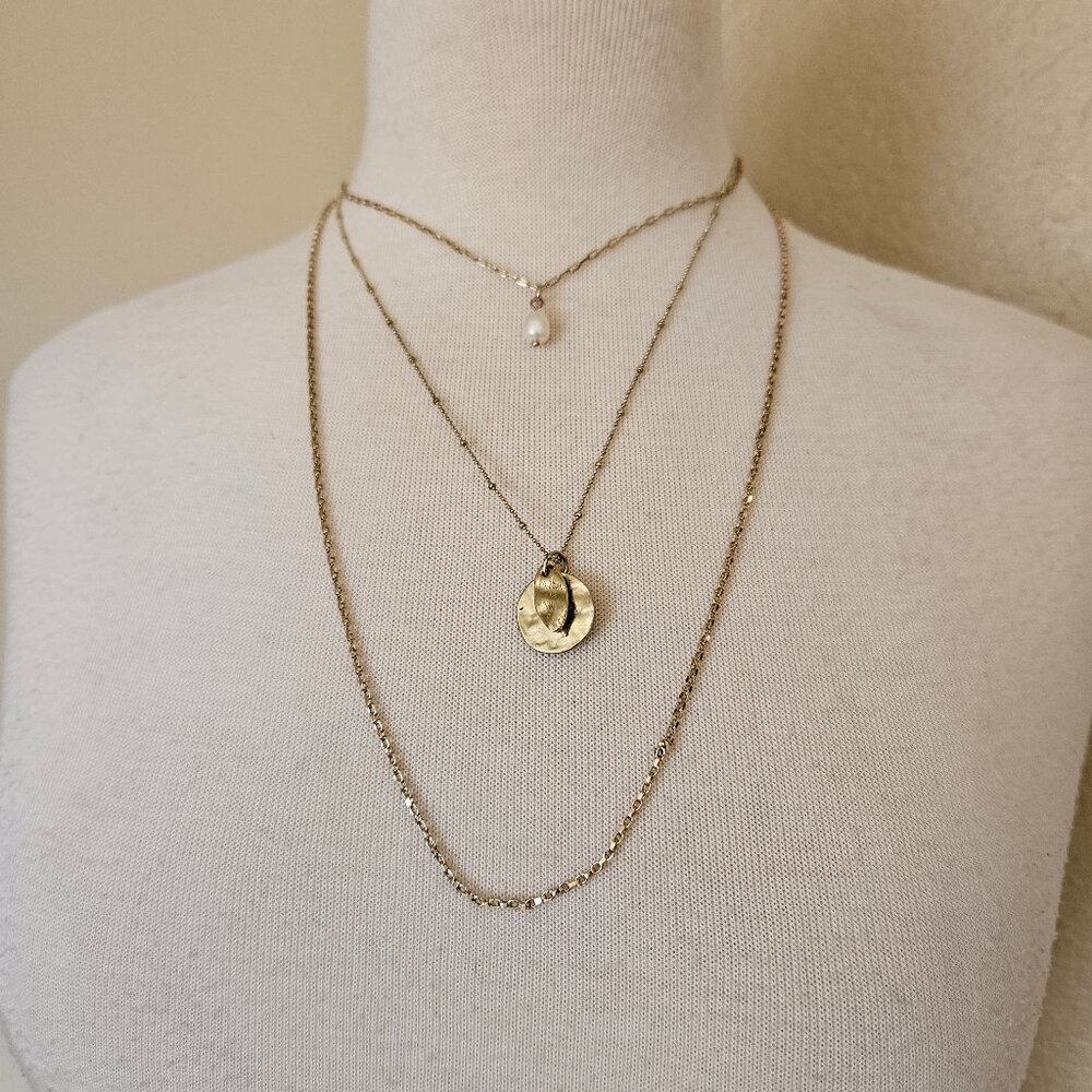 Elizabeth & James 3 Three Strand Gold Tone Chain Layer Necklace Pearl Medallion - Picture 2 of 7